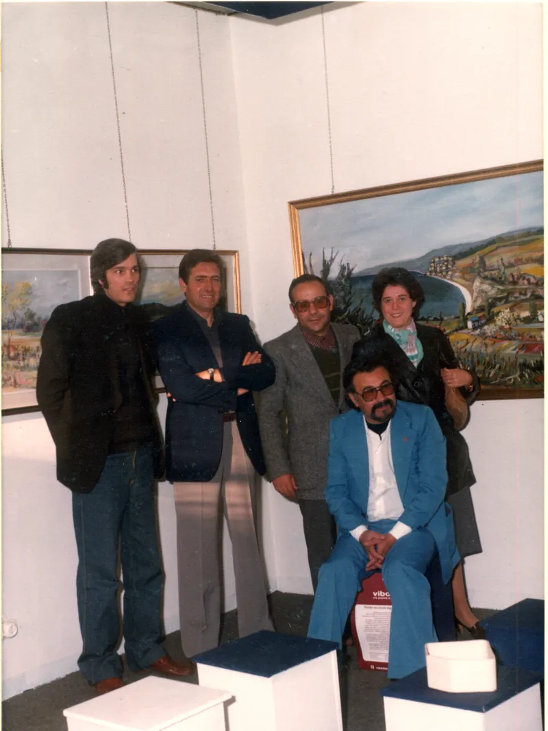Foto d'epoca: un gruppo di persone in una sala di mostra davanti ai quadri di Aldo